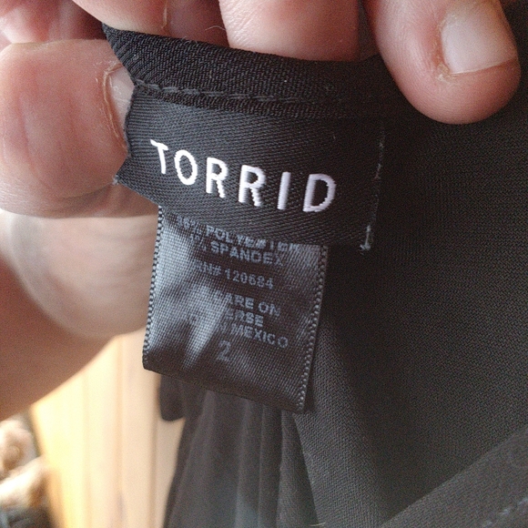 Bundle of 2 Torrid Tops - Picture 3 of 5